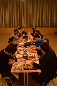 Gruppenbild beim Essen an der Helpweihnacht 15